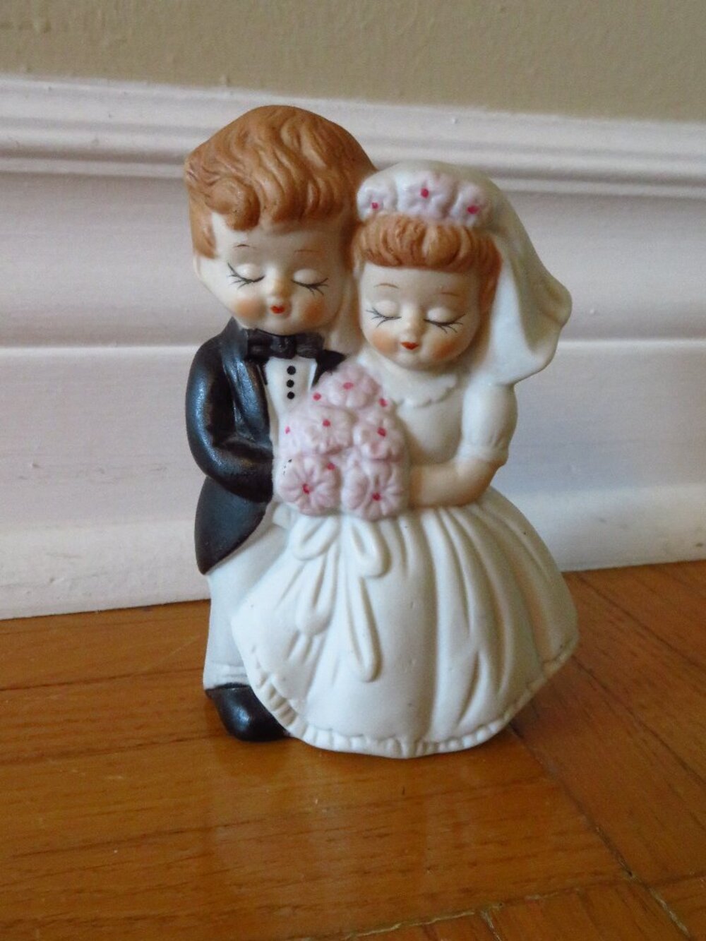 Vintage groom and bride figurine,made in taiwan ,ceramic,wedding,cute